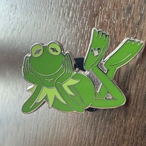 Disney WDW Hidden Mickey 2025 Wave B Mystery Pin Kermit Frog Green Color Story